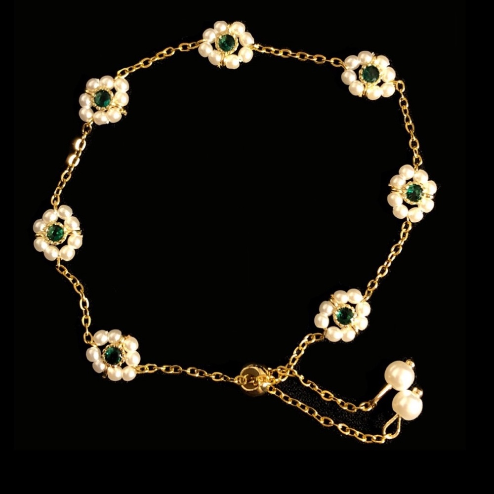 👙$5 Clear Out Sale👛 
Gold and Pearl Floral Bracelet with Green Crystal Accents